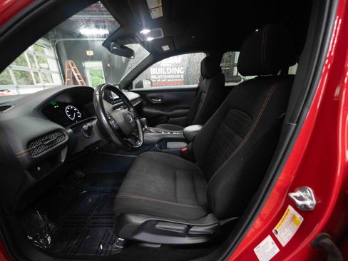 Used 2025 Honda HR-V Sport image 9