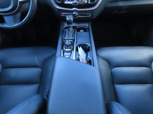 Used 2021 Volvo XC60 T5 Momentum w/ Protection Package Premier FWD image 9