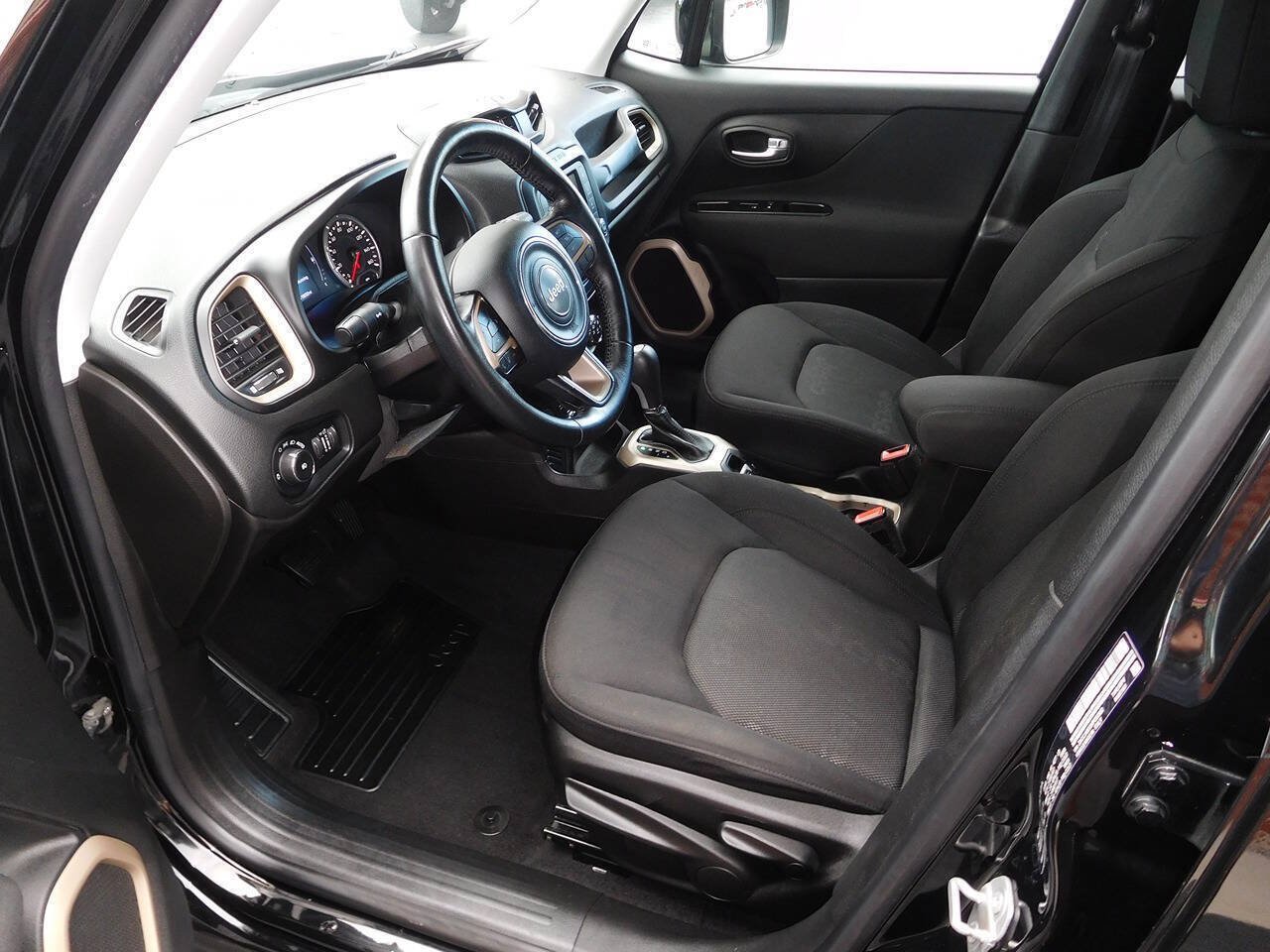 Used 2017 Jeep Renegade Latitude FWD image 11
