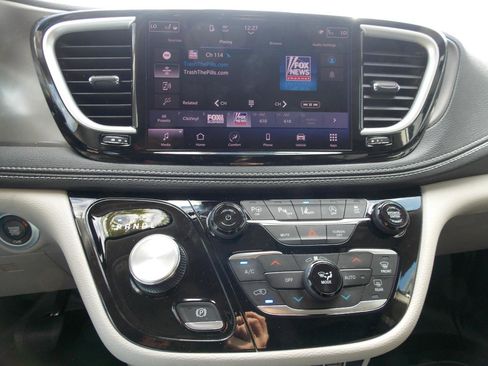 Used 2023 Chrysler Pacifica Touring-L image 11