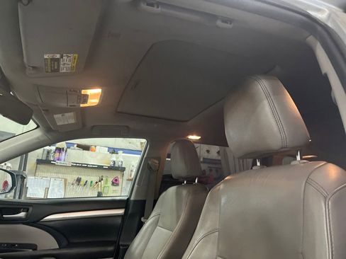 Used 2019 Toyota Highlander XLE image 22