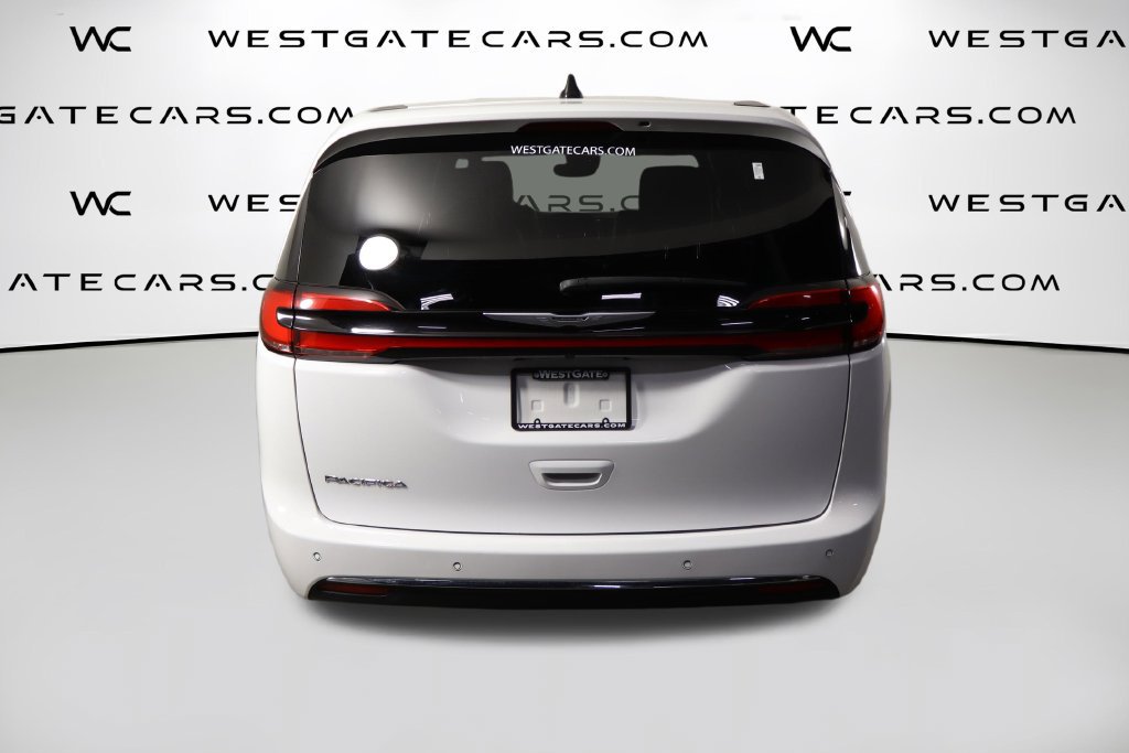 Used 2025 Chrysler Pacifica Select FWD image 4