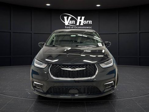 Used 2022 Chrysler Pacifica Touring-L FWD image 2