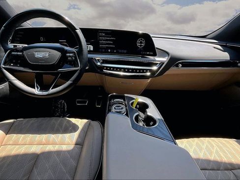 Certified 2025 Cadillac Lyriq Luxury w/ Nappa Leather Package AWD/4WD image 7