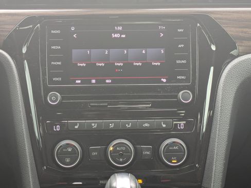 Used 2020 Volkswagen Passat 2.0T SEL image 17