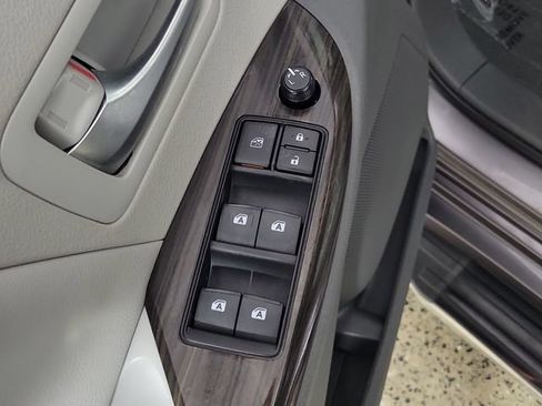 Used 2020 Toyota Sienna XLE Premium FWD image 23