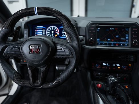 Used 2017 Nissan GT-R Premium image 50