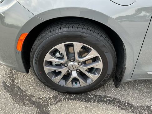 Used 2023 Chrysler Pacifica Pinnacle FWD image 21