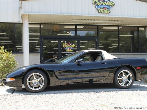 Used 2002 Chevrolet Corvette Coupe w/ Preferred Equipment Group2 RWD image 3