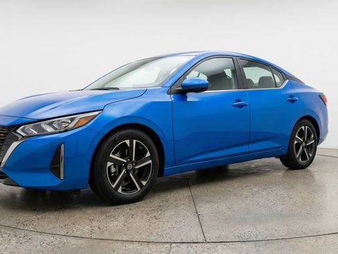 Used 2025 Nissan Sentra SV image 3
