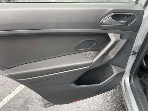 Used 2021 Volkswagen Tiguan SE w/ Panoramic Sunroof Package image 21