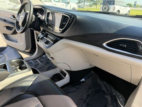 Used 2023 Chrysler Pacifica Touring-L FWD image 41