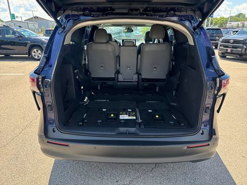 Used 2026 Toyota Sienna XLE FWD image 8