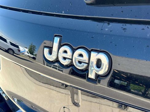 Used 2017 Jeep Grand Cherokee Limited AWD/4WD image 11