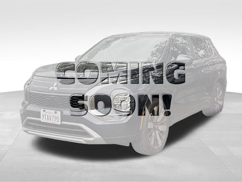 Used 2025 Mitsubishi Outlander SE image 1