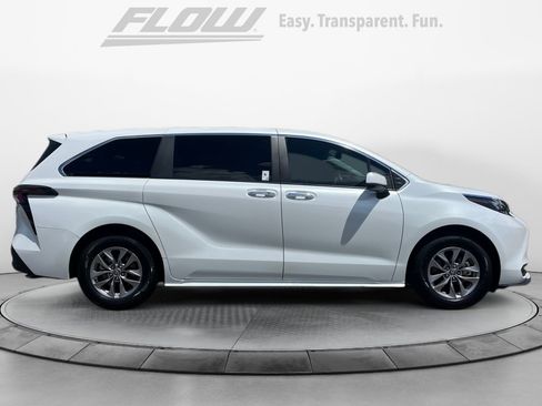 Used 2025 Toyota Sienna XLE FWD image 10