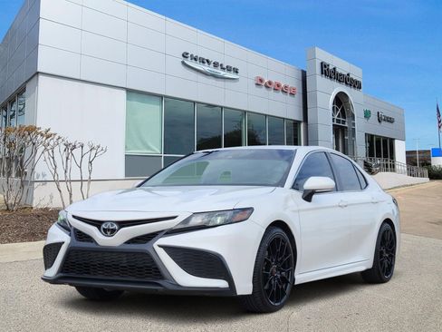 Used 2023 Toyota Camry SE image 2