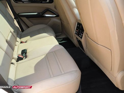 Used 2019 Porsche Cayenne Turbo w/ Premium Plus Package AWD/4WD image 38