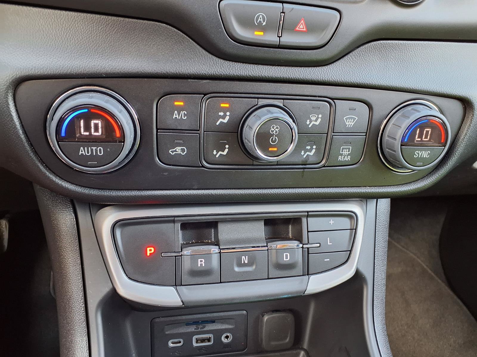 Used 2024 GMC Terrain SLT w/ Elevation Edition FWD image 8