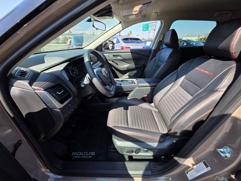 Used 2025 Nissan Rogue SV image 16
