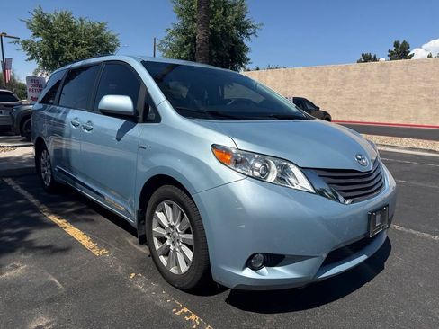 Used 2017 Toyota Sienna XLE w/ XLE Navigation Package AWD/4WD image 3