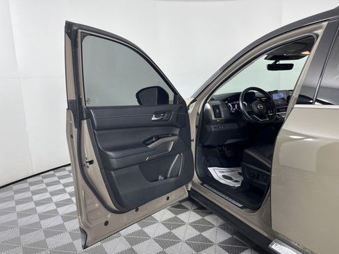 Used 2023 Nissan Pathfinder Platinum w/ Cargo Package AWD/4WD image 14