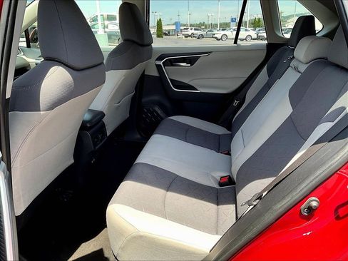 Used 2019 Toyota RAV4 XLE FWD image 8