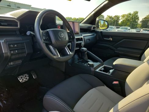 Used 2025 Toyota Tacoma TRD Sport AWD/4WD image 19