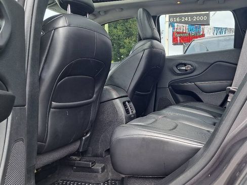 Used 2019 Jeep Cherokee Trailhawk AWD/4WD image 7