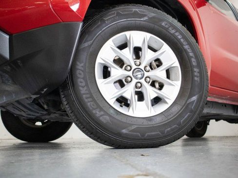 Used 2024 Nissan Frontier SV image 3