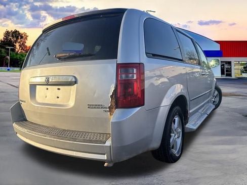 Used 2010 Dodge Grand Caravan SXT image 7