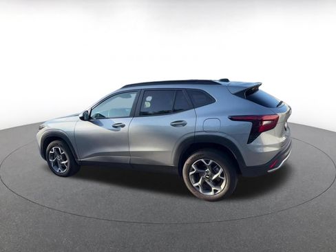 Used 2025 Chevrolet Trax LT w/ LT Convenience Package FWD image 9