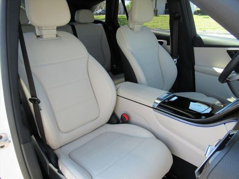 Used 2025 Mercedes-Benz GLC 300 image 9