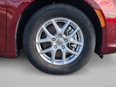 Used 2023 Chrysler Pacifica Touring-L FWD image 5