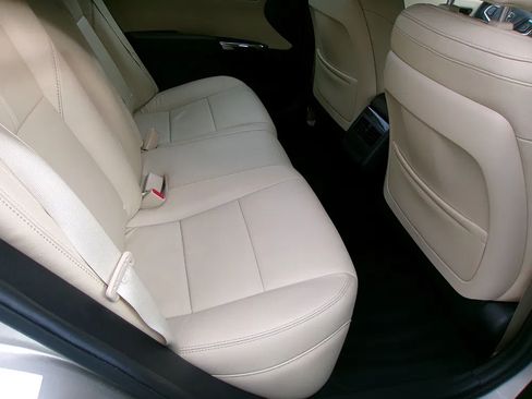 Used 2015 Toyota Avalon XLE w/ Preferred Accessory Package FWD image 10