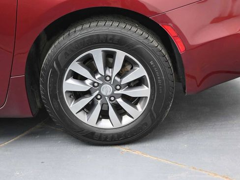 Used 2019 Chrysler Pacifica Touring-L Plus FWD image 5