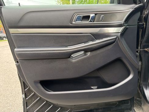 Used 2018 Ford Explorer XLT w/ Equipment Group 202A AWD/4WD image 11