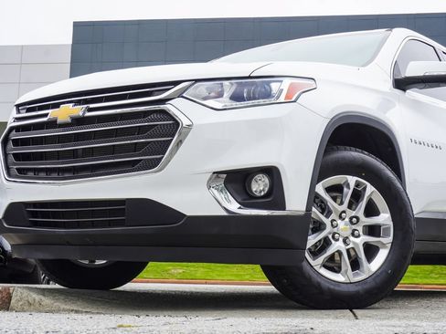 Used 2021 Chevrolet Traverse LT FWD image 2