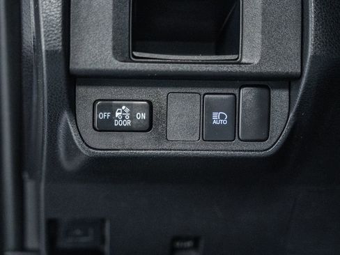 Used 2018 Toyota Tacoma SR5 AWD/4WD image 48