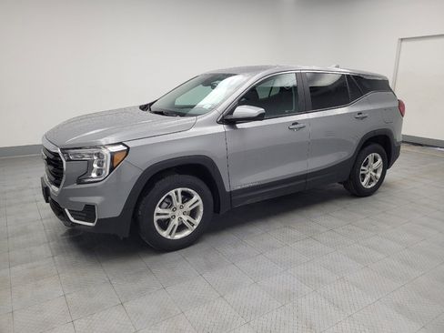 Used 2024 GMC Terrain SLE image 2