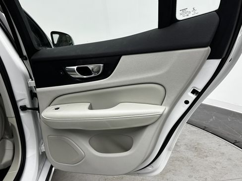 Used 2023 Volvo S60 T8 Plus image 32