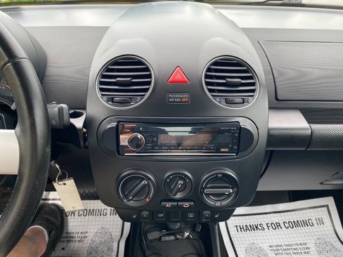 Used 2009 Volkswagen Beetle Coupe FWD image 15