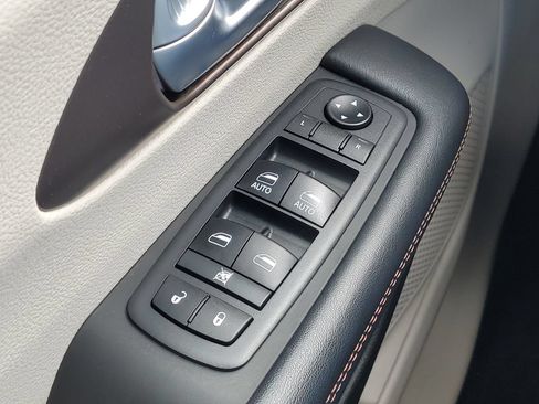 Used 2018 Chrysler Pacifica Touring-L FWD image 16
