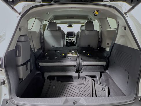 Used 2023 Toyota Sienna XLE FWD image 34