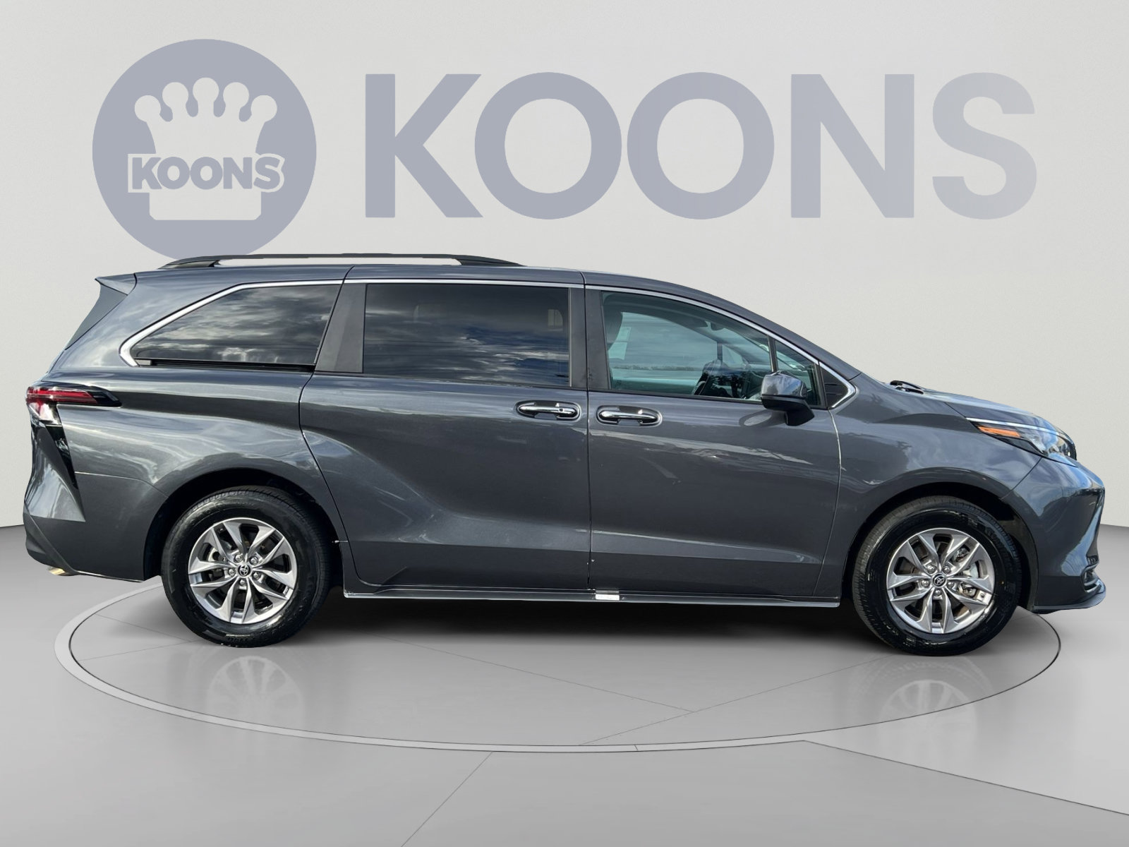 Used 2025 Toyota Sienna XLE FWD image 8