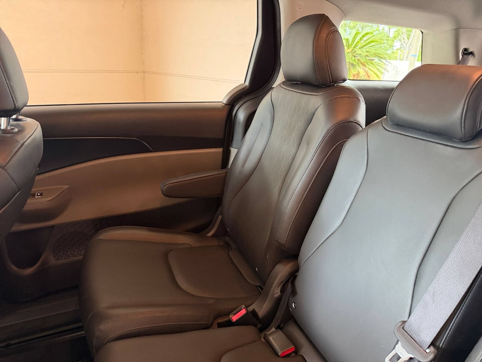 Used 2026 Kia Carnival FWD image 37