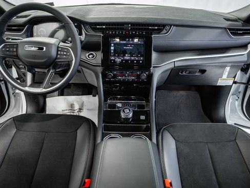 New 2025 Jeep Grand Cherokee L Altitude image 19