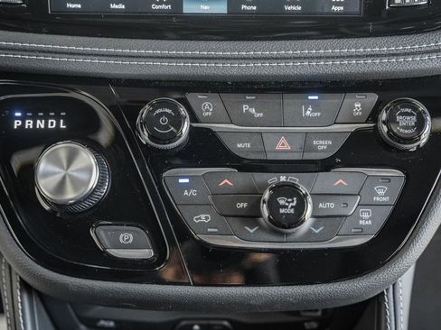 New 2026 Chrysler Pacifica Limited w/ Uconnect Theater Family Group FWD image 23