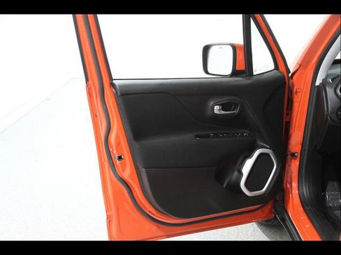 Used 2018 Jeep Renegade Latitude w/ Cold Weather Group image 4