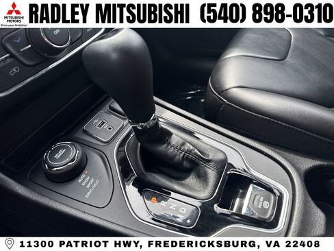 Used 2019 Jeep Cherokee Latitude Plus AWD/4WD image 11